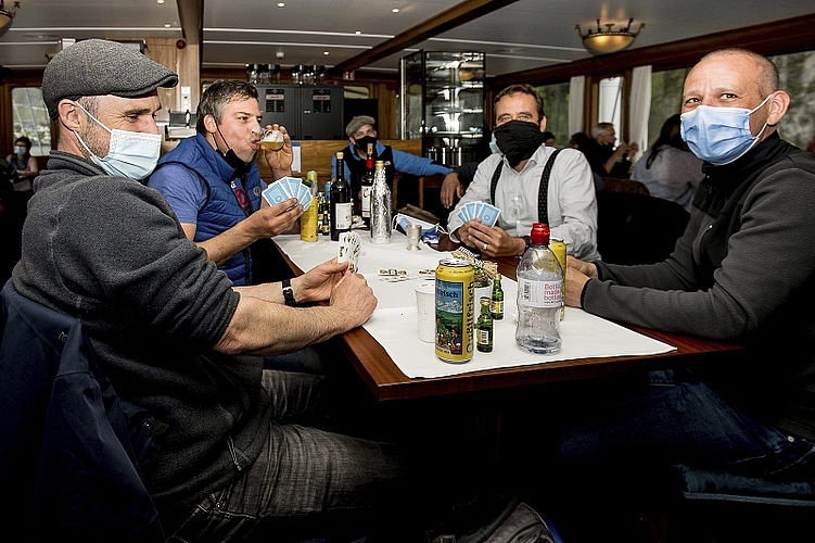 Die Männerklub-Reise ins Tessin führte Tobias Giger (l.), Johannes Hirschi (2. v. l.), Benjamin Ruh und Thomas Allram (r.) per Zufall auf das Schiff.