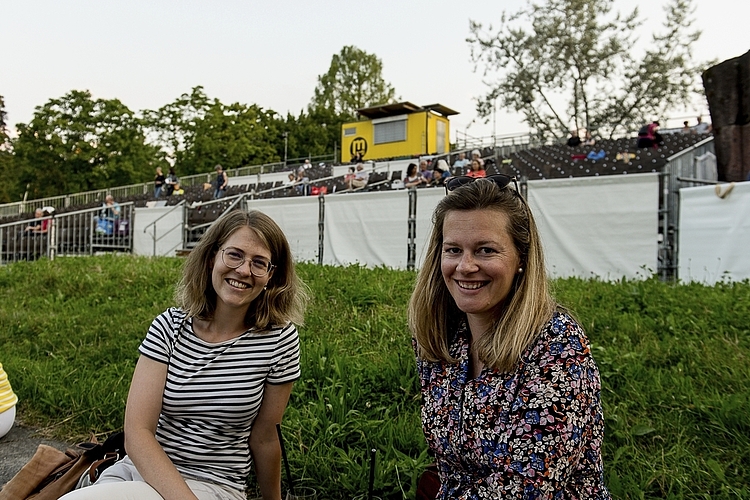 Der erste Ausgang für Sabrina Albisser (links) und Livia Braun. Nach drei bis vier Monaten intensiver Babywochen gingʼs ins Open-Air-Kino.