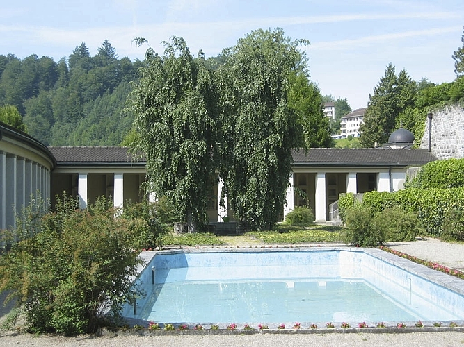 Auch das Wasserbecken und die Flächen drumherum werden genutzt.