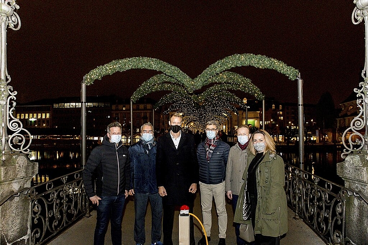 André Bachmann, Präsident Verein Weihnachtsbeleuchtung Luzern (VWL), Alexander Gonzalez, Geschäftsführer VWL, Adrian Lupart, LUKB (Illuminationspartner), Mario Lütolf, Vorstandsmitglied VWL, Peter Weber, ALI-Fonds (Illuminationspartner), und Jessica Ternes, Vorstandsmitglied (VWL) (von links).