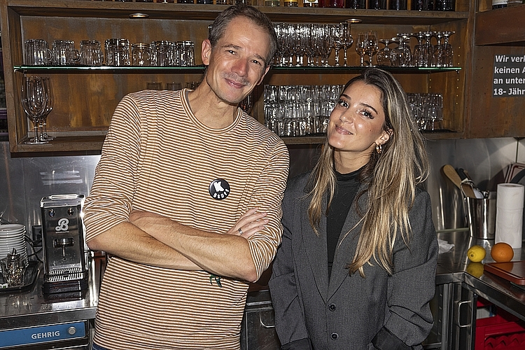 Patrick Kränzlin und Yzmeralda Rexha sorgten an der stimmungsvollen Kleintheater-Bar für stets befeuchtete Kehlen der Premierenbesucher:innen.