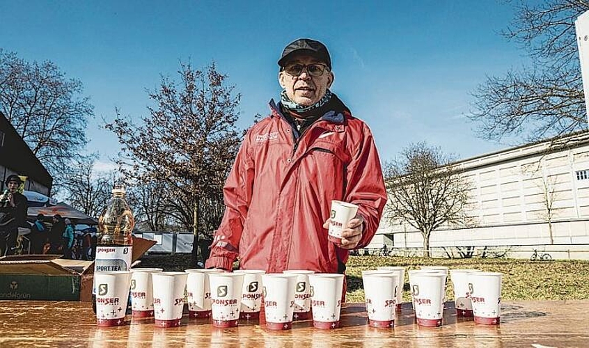 Bei Helfer Daniel Portmann vom Turnverein Reussbühl gab es Durstlöscher von Sponser für alle.
