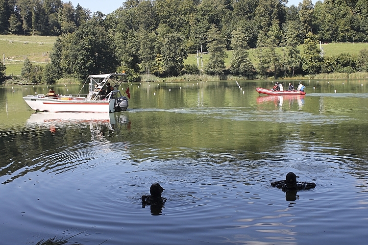 Zwei Armeetaucher bergen die Sprengkörper und übergeben sie dem Militärboot (links). Bild: Elma Softic
