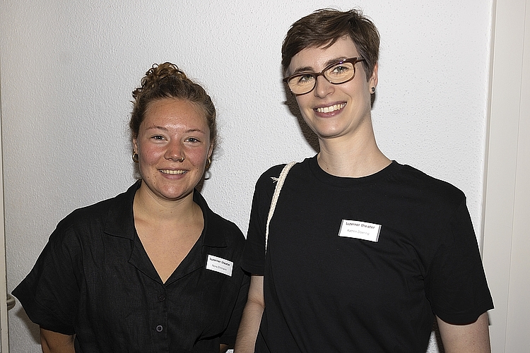 Von links: Nora Zihlmann vom Einlass zusammen mit Kathrin Doering, Referentin der Intendantin und Projektleiterin des Theaterfestes.
