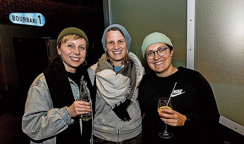 Von links: Laura Imhof, Carmen Reding und Isabelle Köhle fanden es schön, dass das Festival so gross und queer in Luzern stattfinden konnte.
