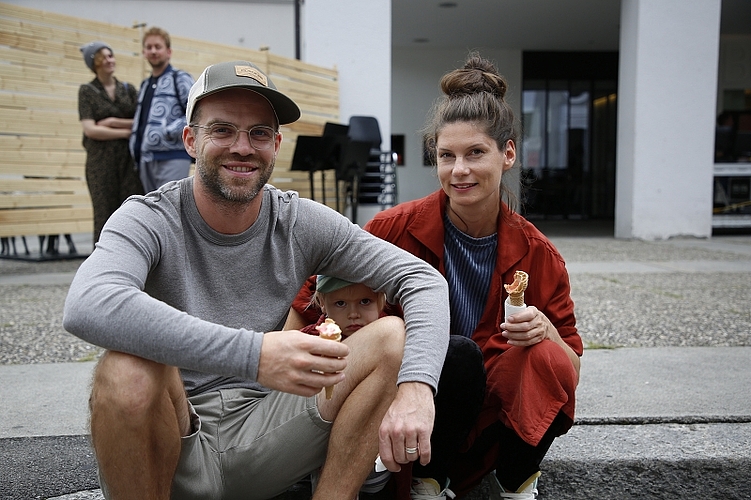 Zusammen ein Eis und die Theatershow geniessen. Pascal Goffin und Vera Bommer mit ihrem Sohn. 
