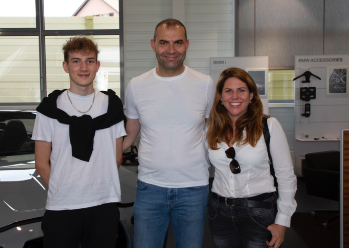 Herbert Wicki (links) ist Opel-Fahrer, Rita und Hans Bucher sind mit Dacia glücklich, dessen neustes Modell in der Garage Galliker AG es ihnen angetan hat.
