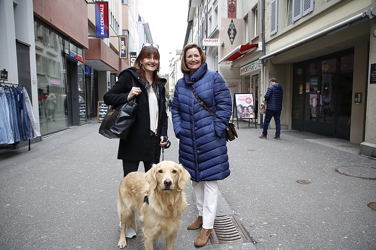 Brigitte Manetsch (l.), Michèle und Hund Tyson sind froh, dass auf den Strassen wieder etwas los ist.
