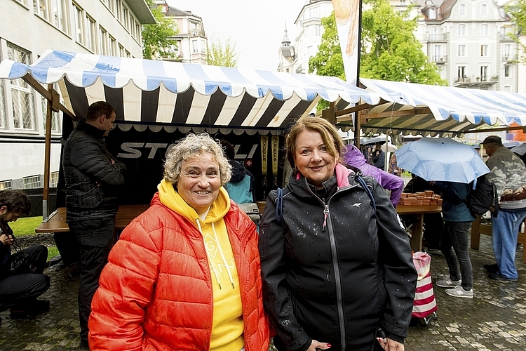 Sandra Käch (links), Finanzen Wärchbrogg, und Andrea Schulthess, Gruppenleiterin Wärchbrogg, tanzten mit Elan mit.
