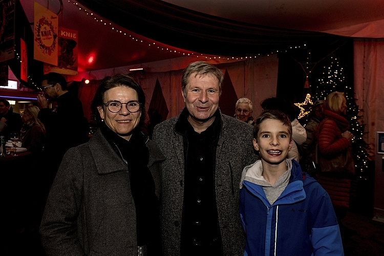 Das Zirkusprogramm mit viel Abwechslung zwischen Action und «gemütlicher» Darbietung beeindruckte Irene Odermatt und Marcel Schwerzmann mit Sohn Jan.
