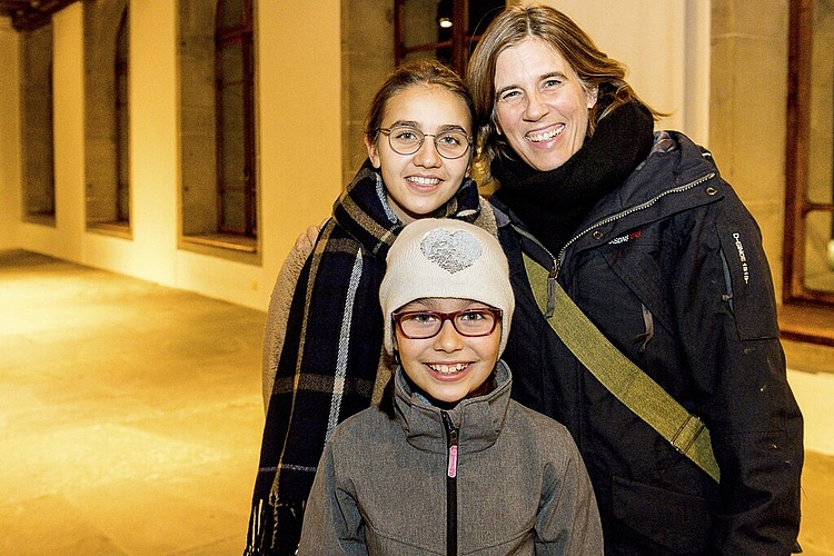 «Die Collage ist hinter verschlossener Kindertüre und mit viel bepudertem Glitzer entstanden», erzählt Sonja Hermann Inan mit Nuray (vorne) und Ayla.
