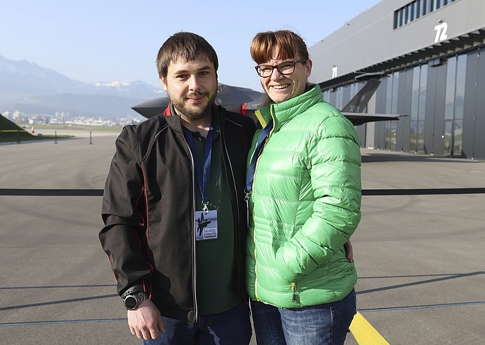 Peter Amacher absolvierte seine Rekrutenschule in der Bodencrew des F/A-18. Auf dem Bild mit Sibylle Vogt.