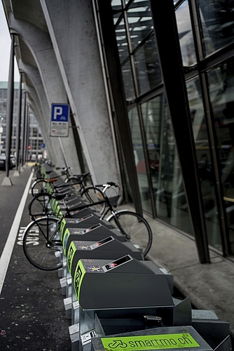 Musste für das Abstellen der Fahrräder bezahlt werden, blieben die Ständer oft leer. Bilder: B. Gisi
