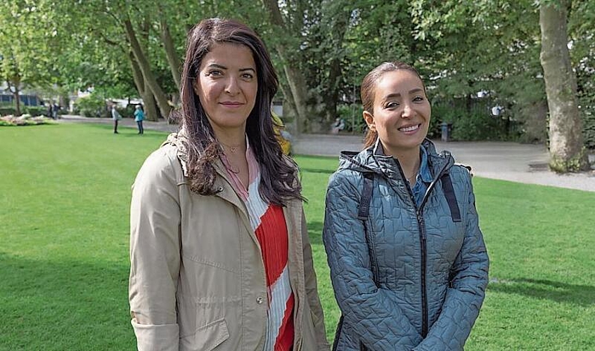 Sara Najim (links) und Amira Nader sind Touristinnen aus Saudi-Arabien. Per Zufall hatten 
sie von diesem Konzert gehört, das Wärme ins letzte Woche arg kühle Luzern brachte.