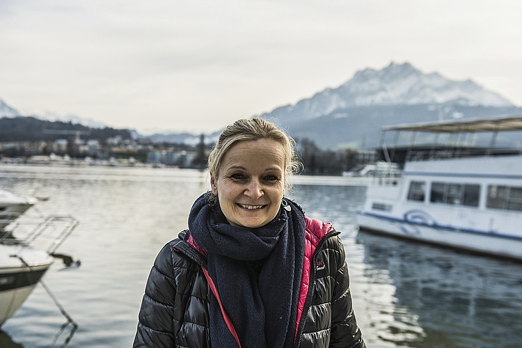 Daniela Amrein erinnert sich, dass der weisse Schoggi-Osterhase in ihrer Jugendzeit einmal hinter dem Ziervorhang versteckt war.
