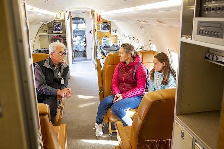 Beat Galliker erklärte Magalie (Mitte) und Mia Terre, wie der Betrieb im mittlerweile ausgedienten Rega-Flieger genau funktioniert.
