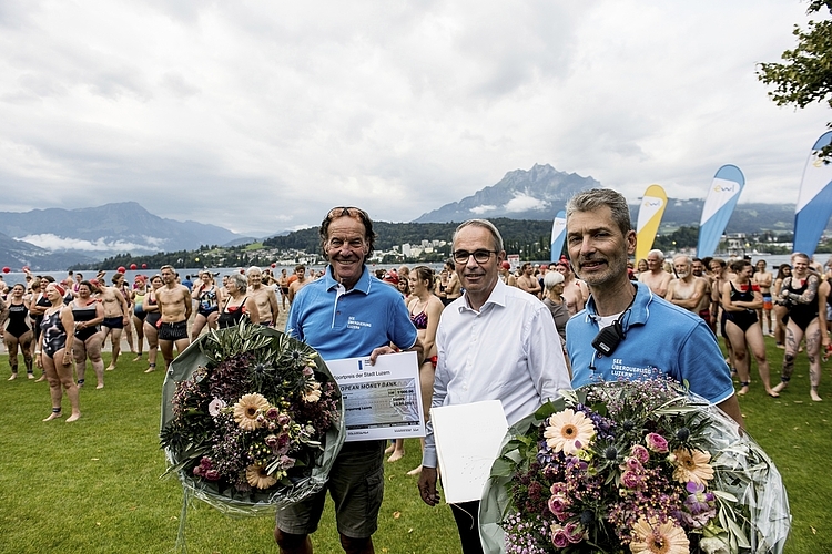 Übergabe des Sportpreises 2021 der Stadt Luzern. Hans Peter Lüthi, OK-Präsident bis 2020 (l.), Beat Züsli, Stadtpräsident Luzern, und Marc Audeoud (r.), OK-Präsident 2021 der Seeüberquerung.
