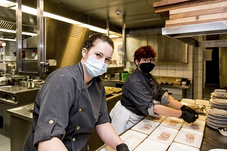 Angehende Köchin Nicole Berchtold (l.) der Wirtschaft zum Schweizerhaus, Engelberg, mit der angehenden Küchenangestellten Lorena Cappa, Hotel Alpenblick, Weggis, im «Wilden Mann».
