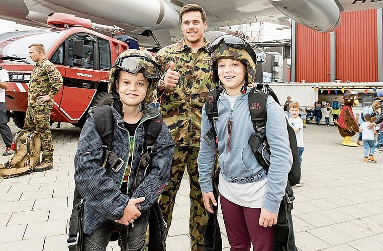 Nico (l.) und Joëlle Jenni mit Flavio Caduff der Swiss Parawings. Joëlle weiss noch nicht, ob sie als Fallschirmaufklärerin den Militärdienst absolvieren wird. Nico meinte, bei ihm dauere es noch Jahre.
