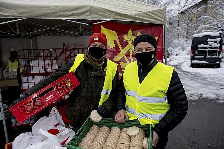 Pascal Piffaretti (links) erhält von Bäckermeister Josef Kreyenbühl letzte Instruktionen, wie viele Desserts er einpacken soll.
