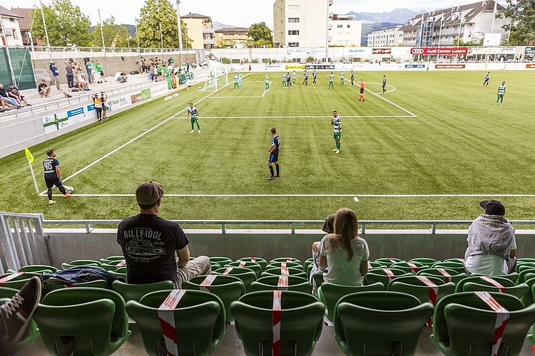 Ungewohnt leer wirkten die Zuschauertribünen. Die anwesenden Fans gaben sich trotzdem Mühe, ihre Teams zu unterstützen. Spektakel bot der Match jedenfalls.
