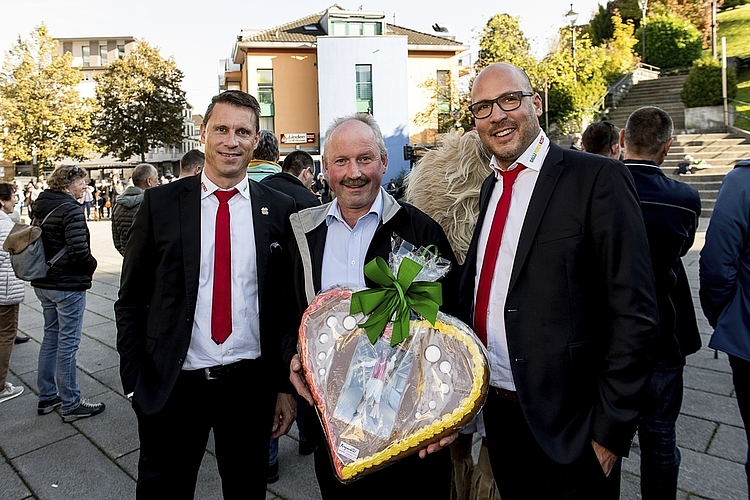 Viktor Bienz hat ein Herz gewonnen und will dieses seiner Frau schenken. Mit den Neuzünftlern Marcel Bachmann (links) und Simon Albisser (rechts).
