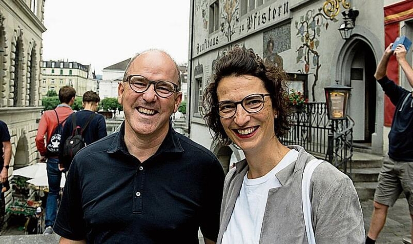 CEO Swisspor Daniel Jenni und Gabriela Zosso. Für Daniel Jenni ist klar: «Mit Dämmen kann man Energie sparen.» Und dies sei die nachhaltigste und effizienteste Lösung.
