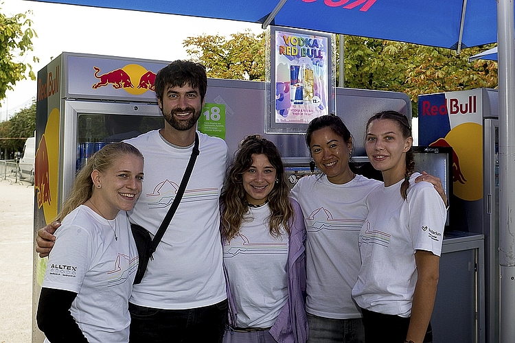 Von links: «Drinkfreudig hinter der Bar» mit Rahel Ming, Gianluca Pardini, Melanie Reber, Emilia Chang und Jessika Schättin.