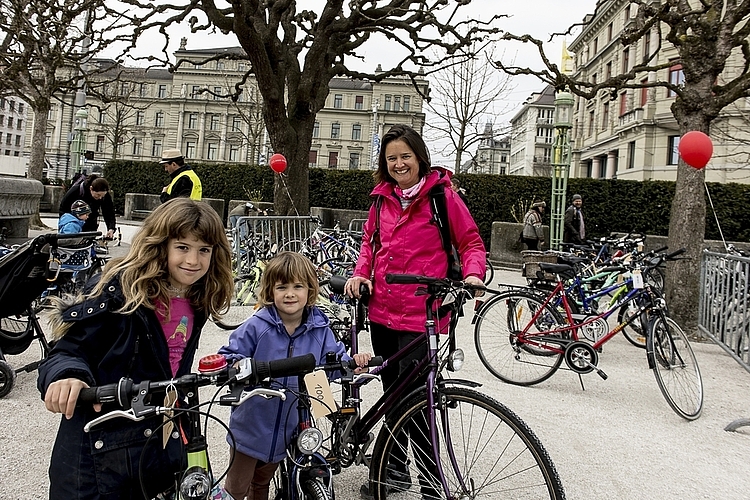 Von links: Anna, Amélie und Pia Thomas. Sie hatten klare Vorstellungen: Kindervelo mit Gängen und für die Mutter ein Velo für den «Every Day»-Einsatz.
