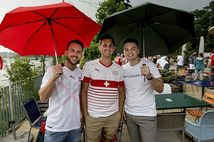 David Rohrer, Flavio Rast und Michael Näpflin unterstützen die Schweizer Nati bei garstigem Wetter (v. l.).
