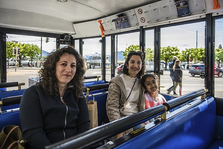 Zehra Kugler (l.), Arzu (Mitte) und Lilli (r.) Gomes sind frisch nach Luzern umgezogen. Lilli freute sich, die Stadt zu sehen, ohne laufen zu müssen.
