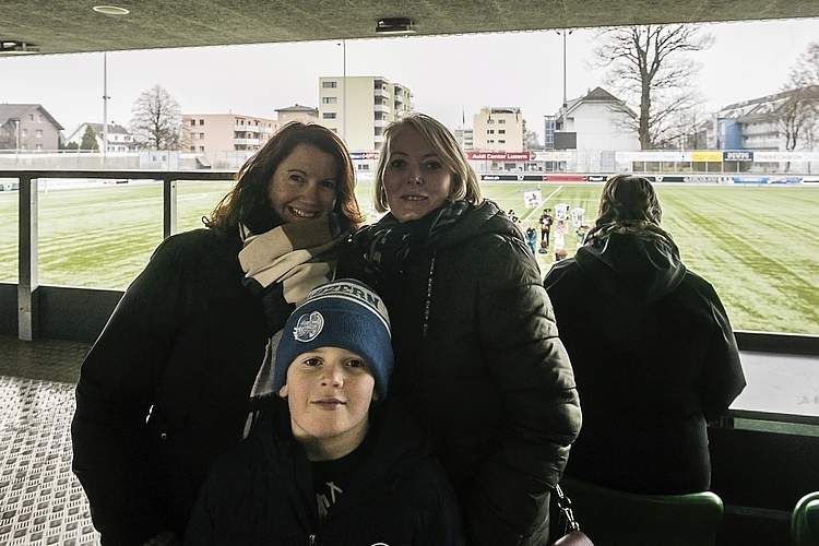 Von links: Andrea Renggli, Luka und Sibylle Samberger. Sie sind im Gastrobereich des Kleinfeldstadions tätig und freuten sich, dass die Fasnacht hier zu Gast war.
