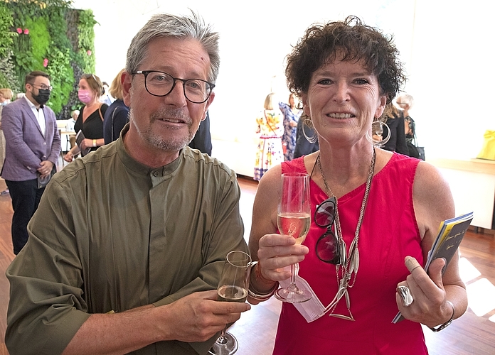 Peter Bucher vom Vorstand der Freunde des Luzerner Theaters mit der Schriftstellerin, Theaterautorin und Kolumnistin Gisela Widmer.
