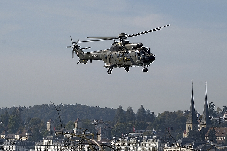 Die Show des Super-Puma der Schweizer Armee über dem Luzerner Seebecken war am Freitag und am Samstag ein Highlight.