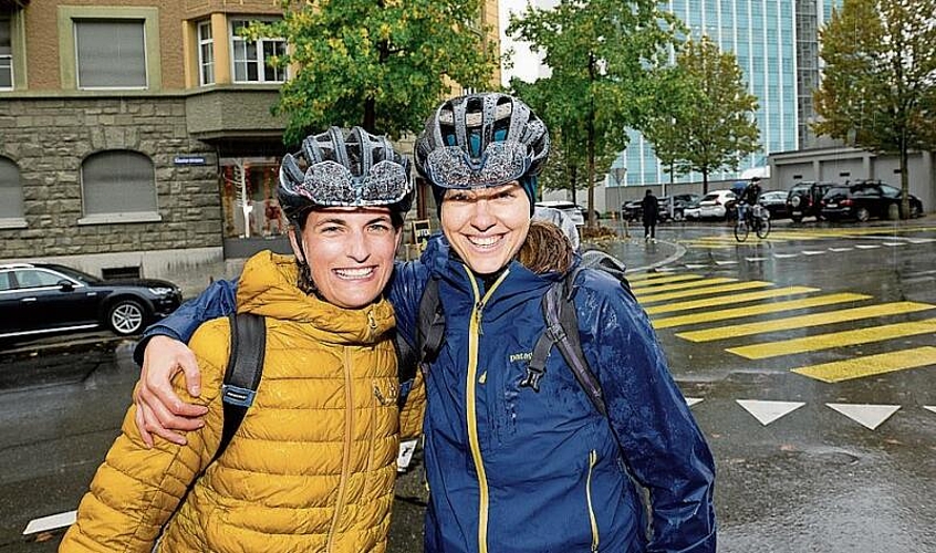 Sofia Zbinden (l.) und Corina Ryf meinten vor dem Rennen: «Mit Zuversicht vor dem Start und hofften, dass sie genügend Velogänge haben und warm bekommen.»