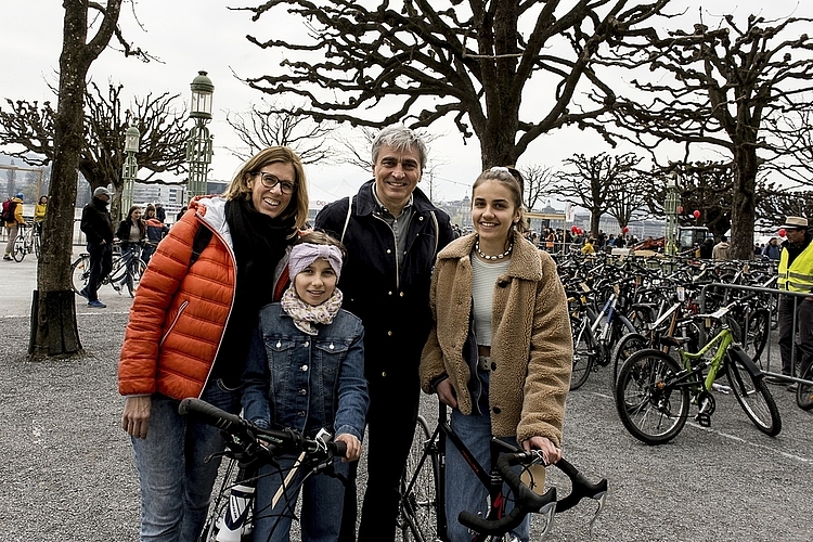 Von links: Sonja Hermann Inan, Nuray, Cüneyd und Ayla Inan. Der Frühling bringt den Kindern ihr Wunschvelo.
