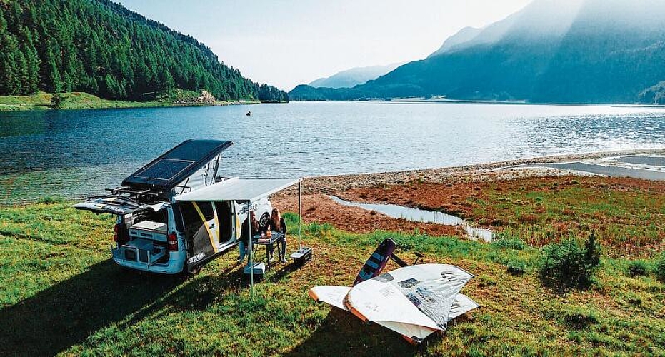 Der neue «Silvaplana» am gleichnamigen See in Graubünden: Der Van bietet mehrere Schlafplätze, aber auch viel Stauraum. Bilder: Sailing Energy
