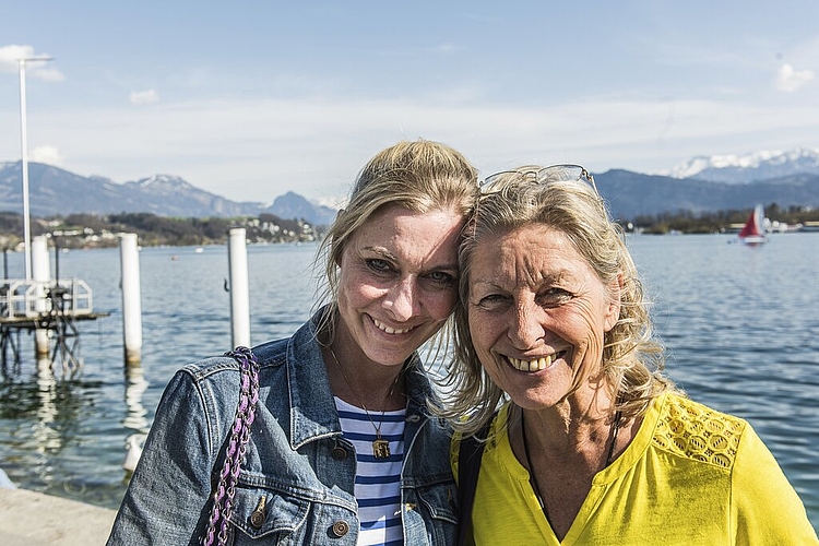 Verena Unferfert (l.) und ihre Mutter Gisela Nastasia Ring haben über eine Schlagzeile gelacht, dass ein Grossverteiler ab Sommer keine Kunden mit Maske mehr bediene.
