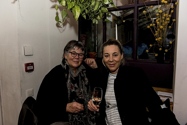 Christine (links) und Laura Bierve lieben die schönen, poetischen und frechen Pointen. «Das tut gut in der heutigen Zeit.»