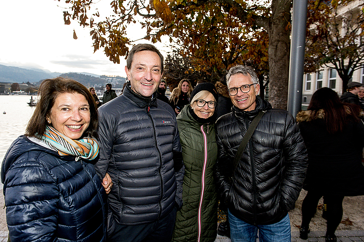 Philipp Schäuble (rechts) und Yves Hofmann waren dem Klang der Guggenmusik und dem Duft des Kafi Hurenaff gefolgt.
