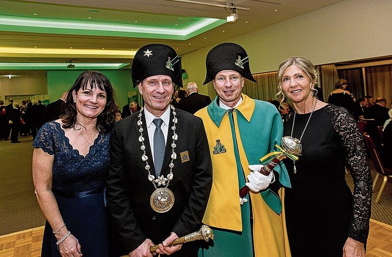 Der Altzunftmeister hat das Zepter an den Nachfolger übergeben: Christian Amstutz mit Marie Therese Sütterle und Sandra Lampart mit Altweibel Christian.
