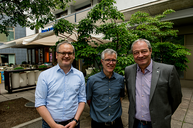 Nach dem ersten Wahlgang hatten Adrian Bühler, Kampagnenleiter, Hansjörg Kaufmann, Ehemann der neuen Krienser Stadtpräsidentin, und Andreas Vonesch, Fraktionschef CVP, die Herausforderung, eine neue Kandidatin den Wählern beliebt zu machen (v. l.).
