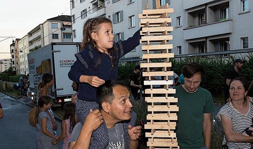 «Wer baut den Höchsten?»: Leonardo Alvarado schultert die Tochter seiner Nachbarn, Luna Pernia, für den «Turmbau an der Eschenstrasse».
