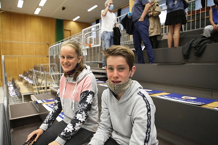 Valeria und Claudio von Däniken sind mit ihren Eltern in die Krauerhalle gekommen und freuen sich, den ersten Match der neuen Saison live mit anzusehen.
