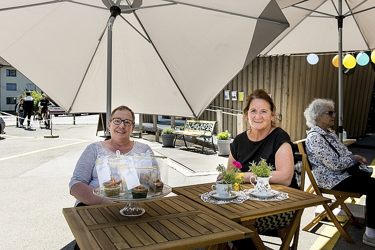 Agnes Gartner, Team Aktiv im Alter (l.), und Marianne Wyrsch, Standortleiterin Vicino. Die neu eingerichtete alte Postfiliale ist ein Treffpunkt für Unterstützung und Vernetzung im Quartier.
