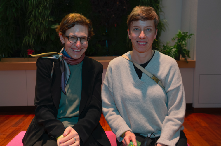 Von links: Kathrin Krammer, Rektorin der PH Luzern, und Ruth Scherrer waren sehr gespannt auf die Premiere.
