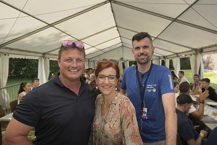 Tesfay Zimmermann (l.) ist mit seiner Nonna Ursula Hug und Ennio Serino ans Spiel gekommen.
