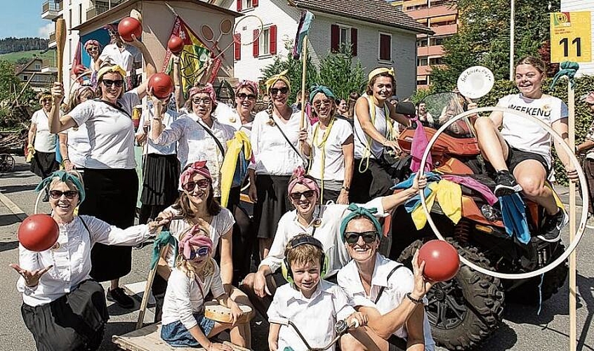 Die Mitglieder des Turnerinnenvereins Kriens meinten: «Umzug im September ist einfach geil. Wir sind unterwegs mit Ball, Reifen und Seil.»
