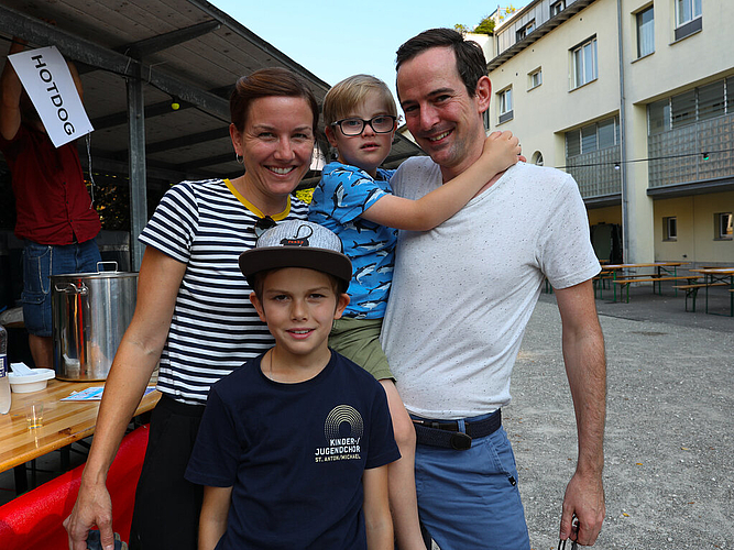 Seit sieben Jahren glücklich im Quartier wohnhaft: Karin und Reto Stalder mit Linus (vorne) und Niklas.
