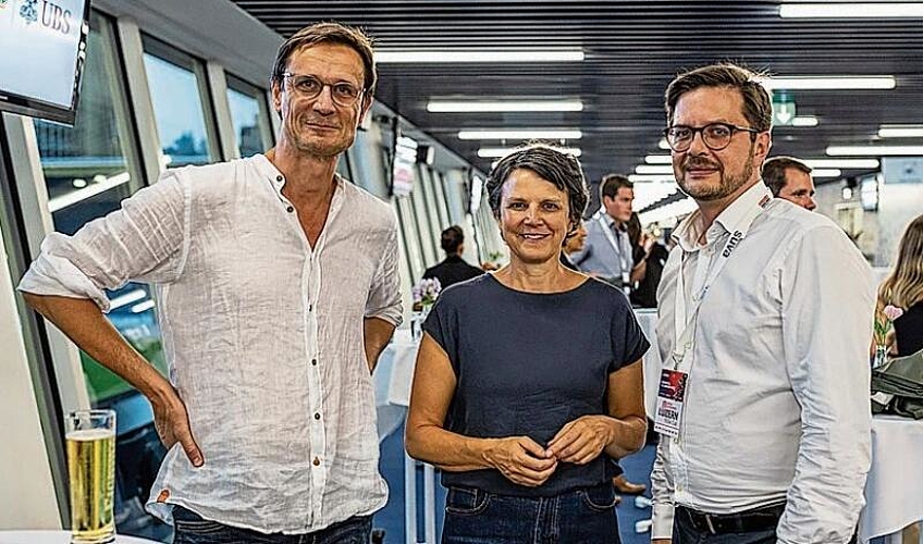 Benedikt Bauer (links) und Erwin Nietlisbach halfen am Nachmittag noch im Trockenen beim Hochsprung mit, am Abend waren sie jedoch dankbar um die Regenpelerinen.
